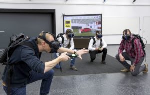 Martin Rademacher (links) und seine Kollegen aus der Audi-Planung testen das Virtual Reality Holodeck, um das Design eines neuen Automodell zu beurteilen.
