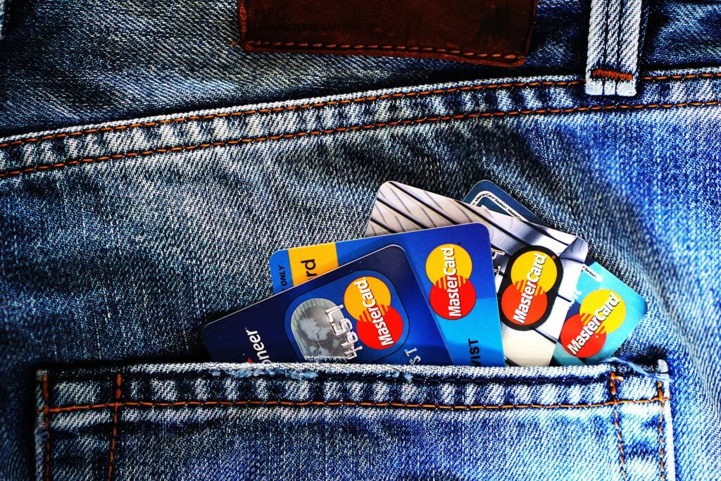Foto von Pixabay: https://www.pexels.com/de-de/foto/blaue-master-card-auf-jeanstasche-164571/